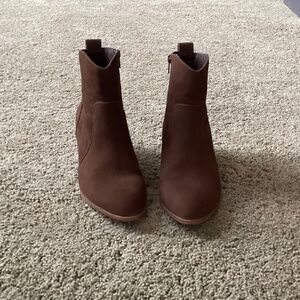 Amazon Essentials western boot in chocolate brown faux suede size 8.5